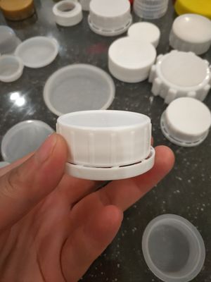 PEのプラスチックびんねじ帽子ISO9001のChildproof 38mmプラスチック帽子
